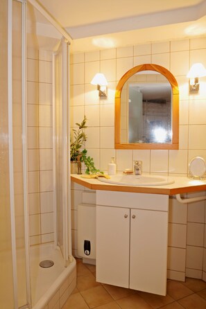 Badewanne, Haartrockner, Handtücher, Seife