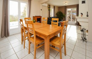 Dining - Nice home in Montignargues (Montignargues)