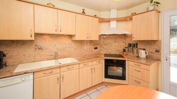 Réfrigérateur, four, plaque de cuisson, lave-vaisselle