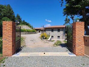 Property grounds - Cosy apartment in villa for 6 guests with WIFI, pool, TV and patio (Molazzana)