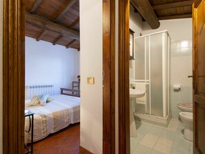 2 bedrooms, travel cot, free WiFi