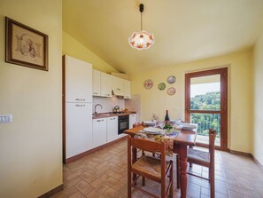 Oven, freezer, dining tables - Beautiful apartment for 4 people with WIFI, TV and patio (Lucca)