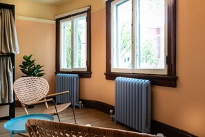 In-room safe, blackout drapes, soundproofing, free WiFi - QBEDS Hostel (Québec City)