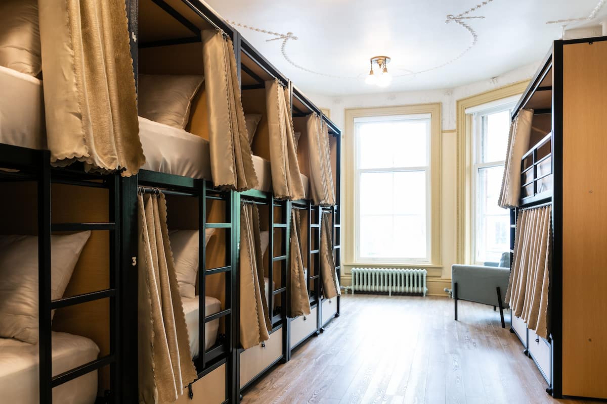 Slaapzaal, gemengde slaapzaal | Een kluis op de kamer, verduisterende gordijnen, geluiddichte muren