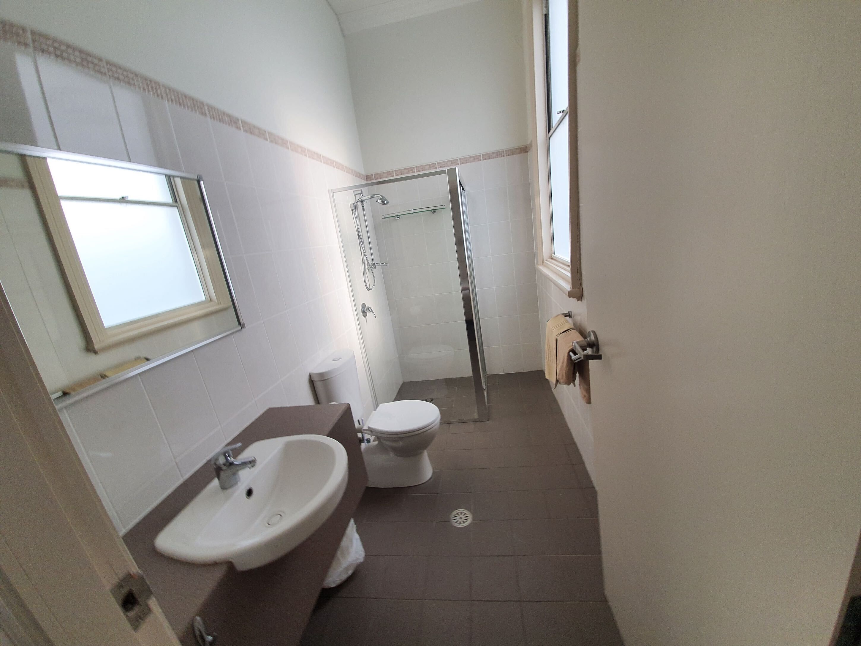 Ein Badezimmer mit Waschbecken, Toilette und Dusche.