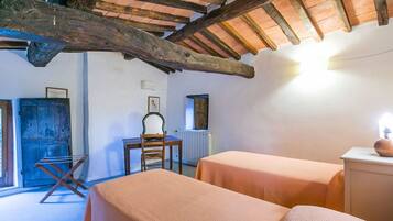 2 bedrooms, travel crib, free WiFi