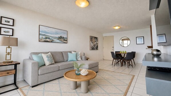 Ein modernes Wohnzimmer mit einer Couch, einem Couchtisch und einem Essbereich.