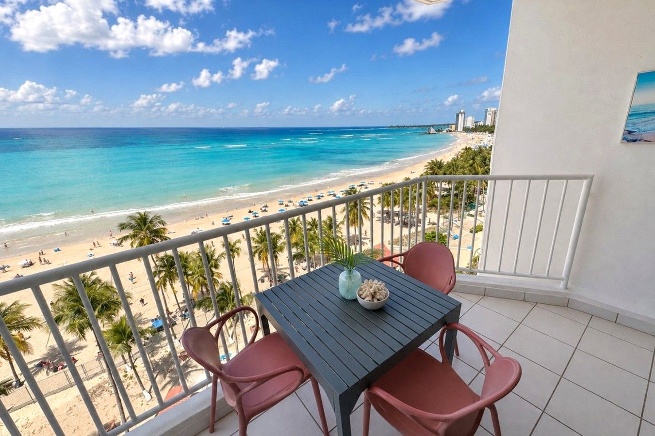 Uma varanda com vista para a praia e o oceano.