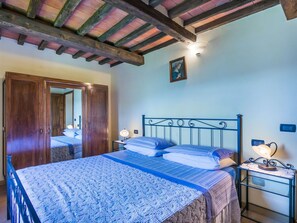 4 bedrooms, iron/ironing board, travel crib, free WiFi - Beautiful apartment in villa for 6 people with pool, WIFI, TV and terrace (Pescia)