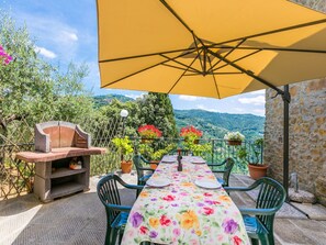 Outdoor dining - Cosy apartment in villa for 6 people with WIFI, pool, TV and terrace (Pescia)