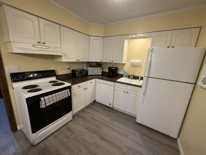 Een koelkast, een microgolfoven, een oven, een kookplaat