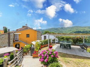 Outdoor dining - Cosy apartment in villa for 3 people with pool, WIFI, TV and terrace (Pescia)
