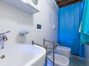 Bathroom - Cosy apartment in villa for 3 people with pool, WIFI, TV and terrace (Pescia)