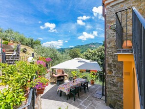 Outdoor dining - Beautiful apartment in villa for 3 people with WIFI, pool, TV and terrace (Pescia)