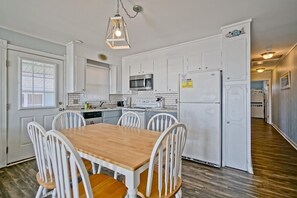 Fridge, microwave, oven, stovetop - 2 Tortugas West -- Renovated Oceanfront Duplex by Pier w/King bed (Oak Island)