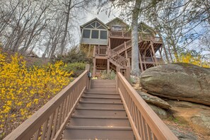 Property grounds - 5 Br/3.5 Ba. 3 KING BEDS. LAKE FRONT. FIREPIT. GAME ROOM. MULTIPLE PORCHES. (Lake Lure)