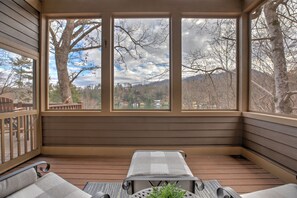 Interior - 5 Br/3.5 Ba. 3 KING BEDS. LAKE FRONT. FIREPIT. GAME ROOM. MULTIPLE PORCHES. (Lake Lure)