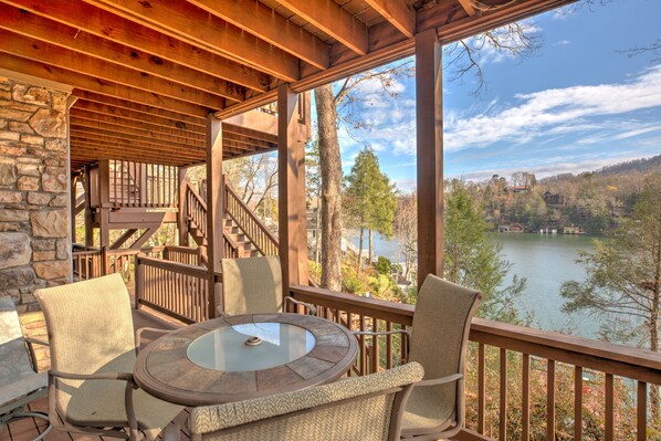Outdoor dining - 5 Br/3.5 Ba. 3 KING BEDS. LAKE FRONT. FIREPIT. GAME ROOM. MULTIPLE PORCHES. (Lake Lure)