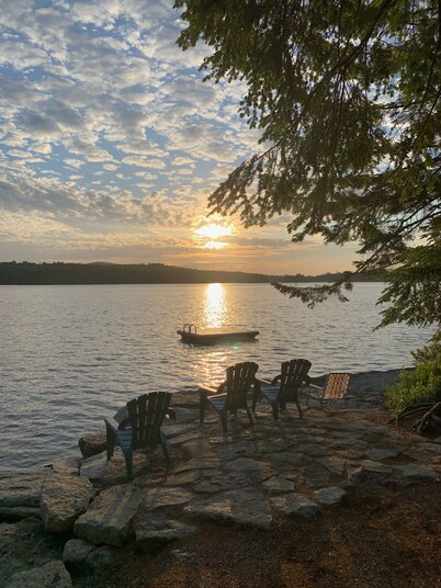 Peaceful, family-friendly Maine getaway at newly built scenic lakefront cottage 