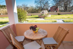 Outdoor dining - Erikousa villa 4 Ereikousa (Ereikoussa)