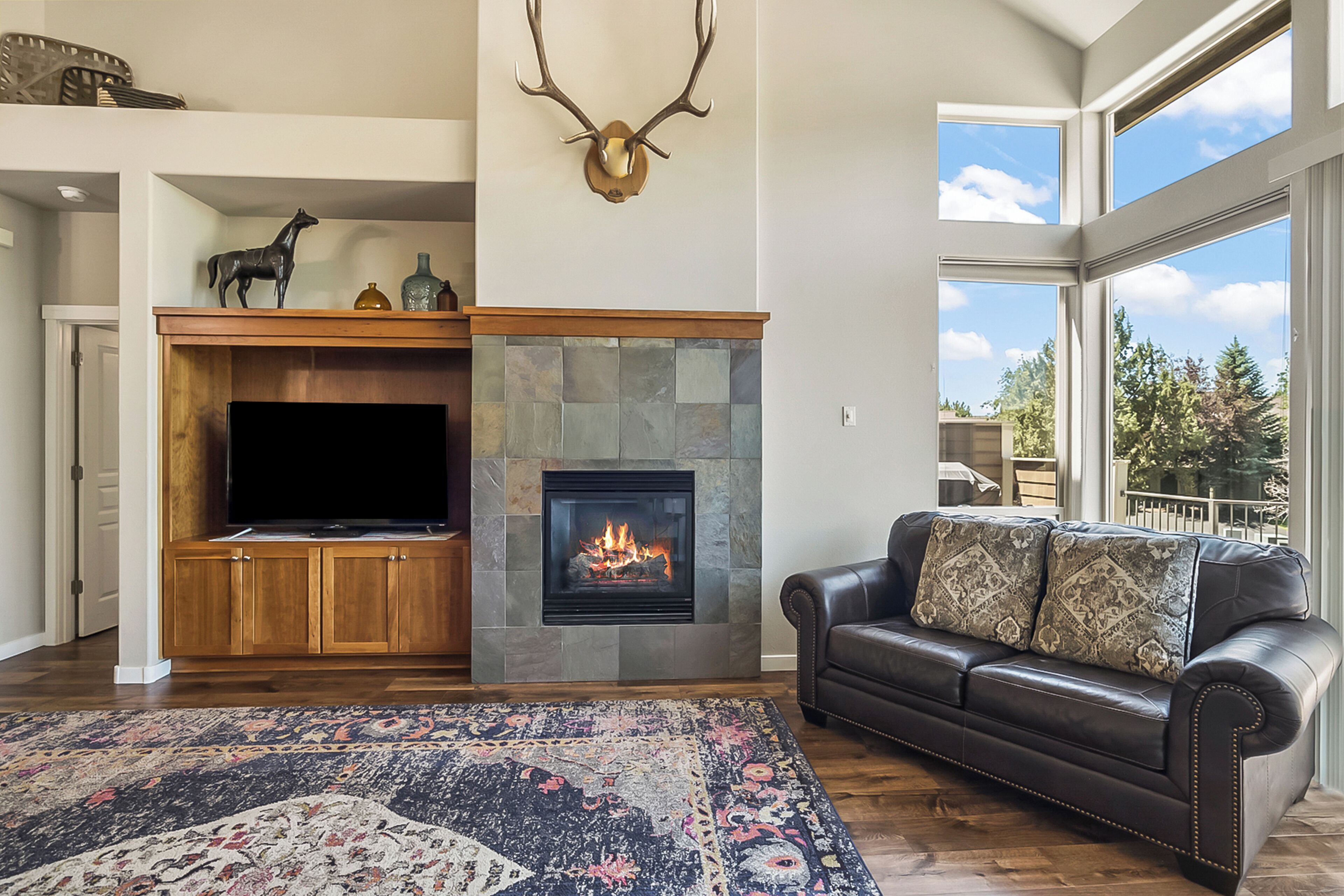 Smart TV, fireplace, DVD player, stereo