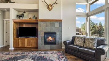 Smart TV, fireplace, DVD player, stereo