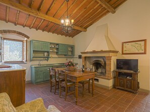 Interior - Lovely apartment in villa with WIFI, private pool, TV, patio, pets allowed and panoramic view (Castellina In Chianti)