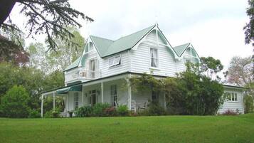 Vista frontal de la propiedad