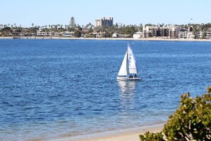 Beach nearby, sun-loungers, beach towels