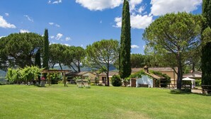 A villa with a spacious lawn, a pergola, and a view of the mountains. - Cosy apartment for 4 people with WIFI, pool, TV, terrace and pets allowed (Bucine)