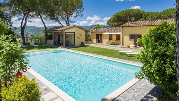 A rectangular swimming pool with a stone border, surrounded by a well-maintained lawn and trees. - Cosy apartment for 4 people with WIFI, pool, TV, terrace and pets allowed (Bucine)