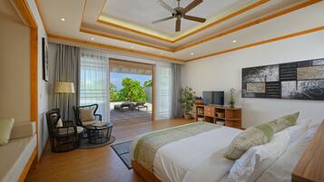 Ropa de cama de alta calidad y caja de seguridad en la habitación