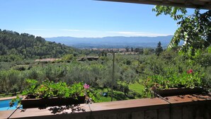 A view from a balcony with a pool, overlooking a lush landscape with mountains in the distance. - Cosy apartment in villa for 6 people with WIFI, pool, TV and terrace (Casa Biondo)