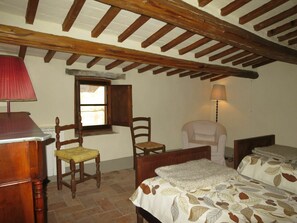 3 bedrooms, travel crib, free WiFi - Nice apartment in villa for 6 guests with WIFI, pool, TV and terrace (Casa Biondo)