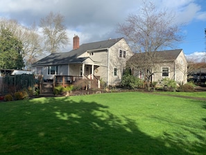Exterior - 2024 Olympic Trials - 4 Bdrm, 3 Ba, sleeps 8, Hot Tub, Fire Pit, big yard/garden (Eugene)