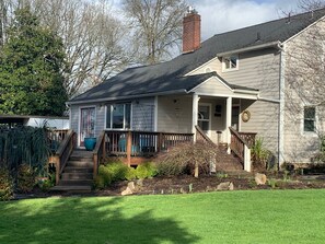 Exterior - 2024 Olympic Trials - 4 Bdrm, 3 Ba, sleeps 8, Hot Tub, Fire Pit, big yard/garden (Eugene)