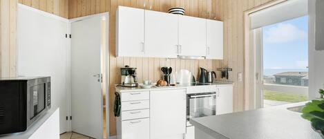 Kjøleskap, kokeplater, oppvaskmaskin og kaffetrakter/tekoker