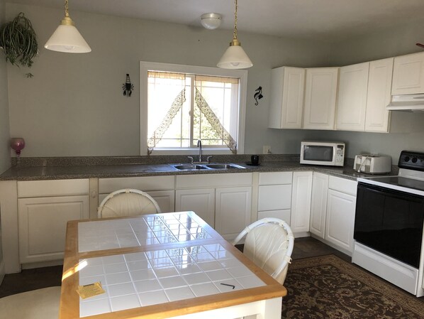 Microwave, coffee/tea maker, cookware/dishes/utensils, paper towels - DeRuyter Lake Water Front (Deruyter)