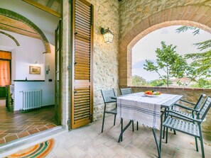 Outdoor dining - Nice apartment for 5 guests with WIFI, pool, TV, terrace and pets allowed (Volterra)