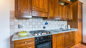 Forno, freezer, tavolo da pranzo