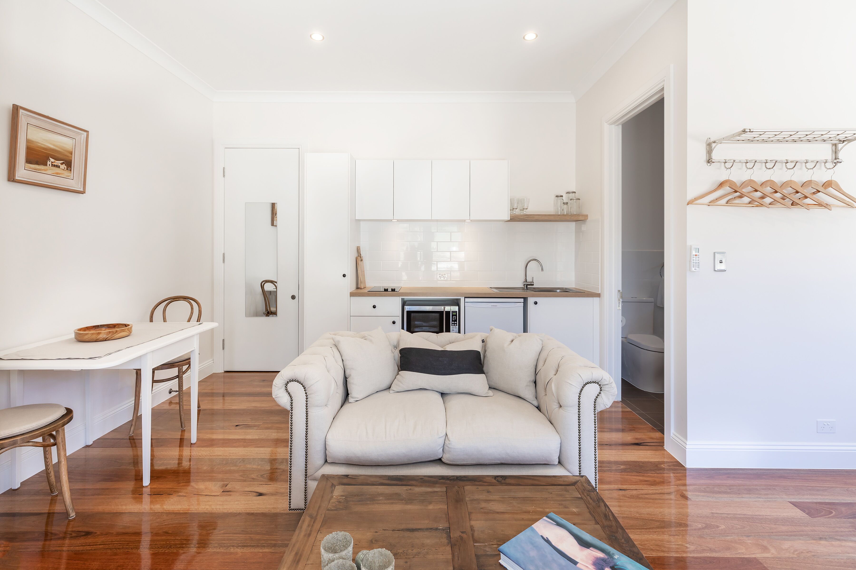 Vintners Retreat: Stylish Retreat near Sea & Vines — image 10