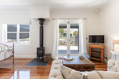Vintners Retreat: Stylish Retreat near Sea & Vines