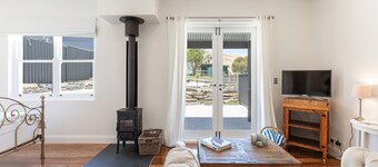 Vintners Retreat: Stylish Retreat near Sea & Vines