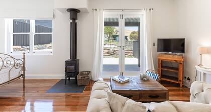 Vintners Retreat: Stylish Retreat near Sea & Vines