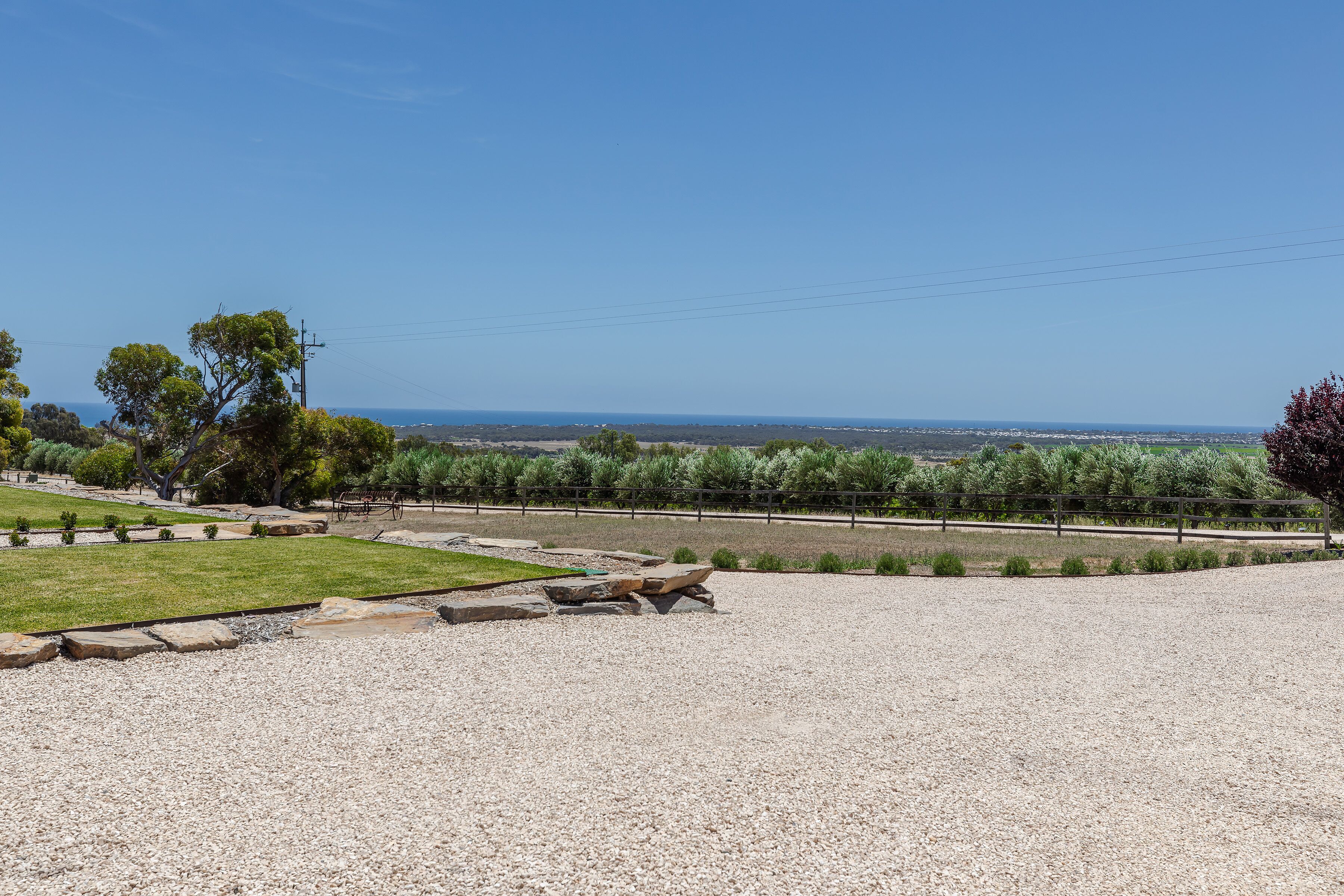 Vintners Retreat: Stylish Retreat near Sea & Vines — image 3