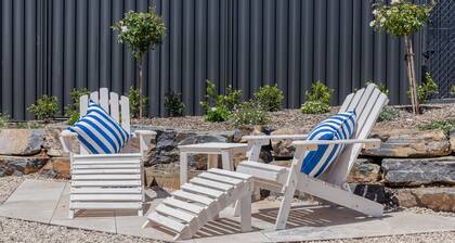 Vintners Retreat: Stylish Retreat near Sea & Vines