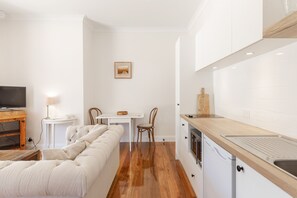 Televisión, chimenea, reproductor de DVD, biblioteca de música