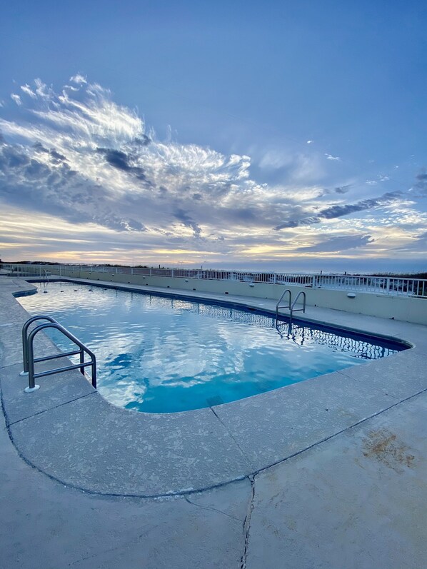 Una piscina cubierta, una piscina al aire libre