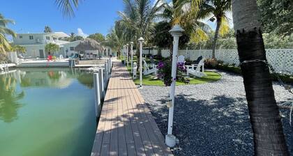 Rantahotelli kauniisti remontoitu 6 makuuhuonetta 4 kylpyhuonetta, porteitettu perheyhdiste.