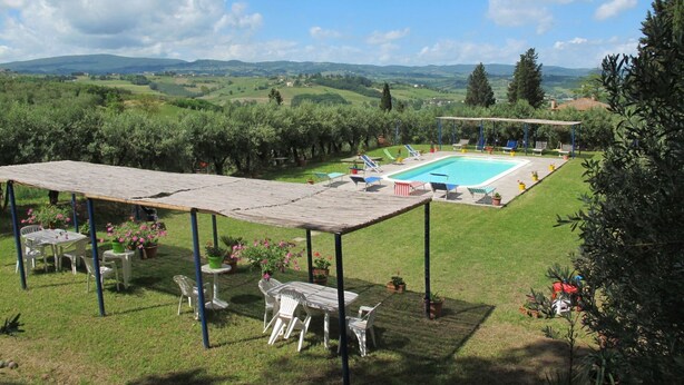 A pool area with a view of rolling hills and a clear sky. - Beautiful apartment for 6 people with pool, WIFI, TV, patio, pets allowed and panoramic view (Certaldo)